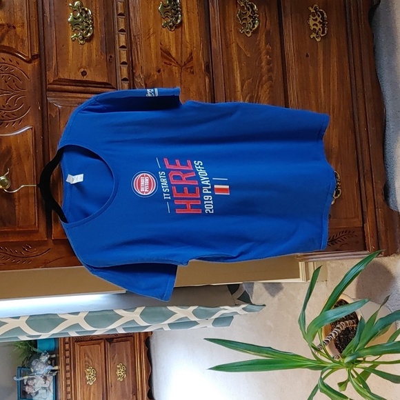 🌸Host Pick🌸MEN'S DETROIT PISTONS T-SHIRT - Picture 1 of 6